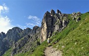 25 Gli imponenti torrioni d'Alben si innalzano sopra Baita Nembrini ( a dx), oltre le creste  e cima Alben a sx